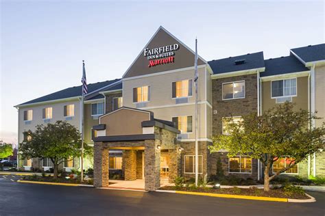aurora il hotels near outlet mall